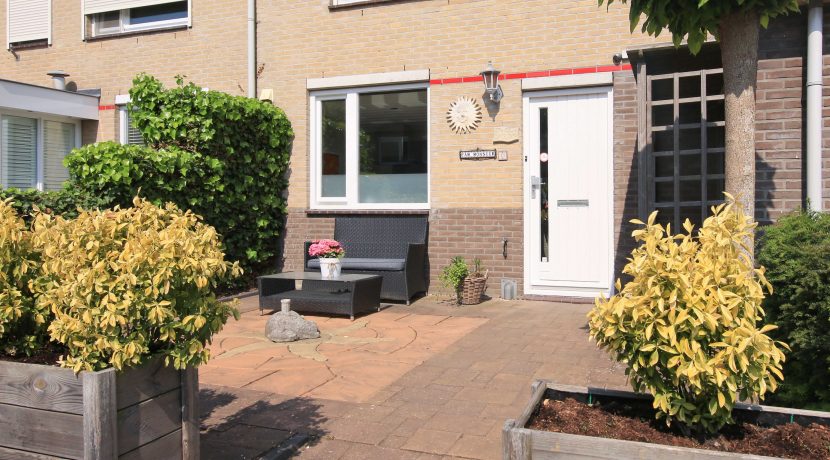 02 Fresiastraat 15 voortuin 01