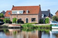 Helft van dubbele dijkwoning met vrijstaande mantelzorg woning @Badhoevedorp Akerdijk 146 Foto 01 Gevel 01a