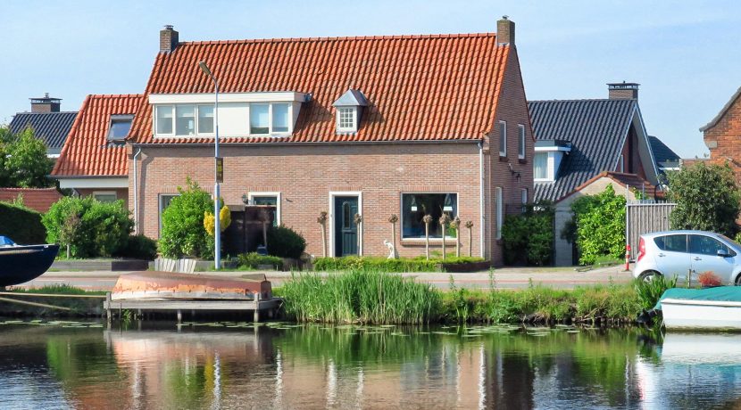 Helft van dubbele dijkwoning met vrijstaande mantelzorg woning @Badhoevedorp Akerdijk 146 Foto 01 Gevel 01a