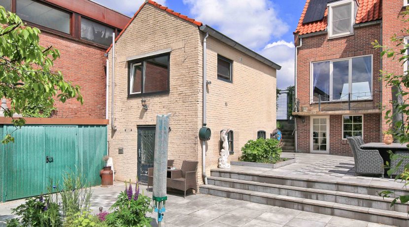 Helft van dubbele dijkwoning met vrijstaande mantelzorg woning @Badhoevedorp Akerdijk 146 Foto 02 Tuinhuis 01a