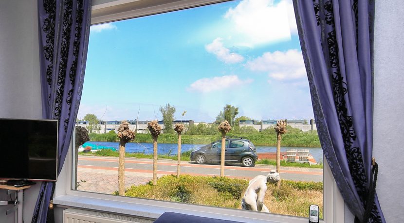 Helft van dubbele dijkwoning met vrijstaande mantelzorg woning @Badhoevedorp Akerdijk 146 Foto 04 Woonkamer 01a