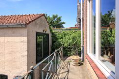 Helft van dubbele dijkwoning met vrijstaande mantelzorg woning @Badhoevedorp Akerdijk 146 Foto 11 Balkon 01a