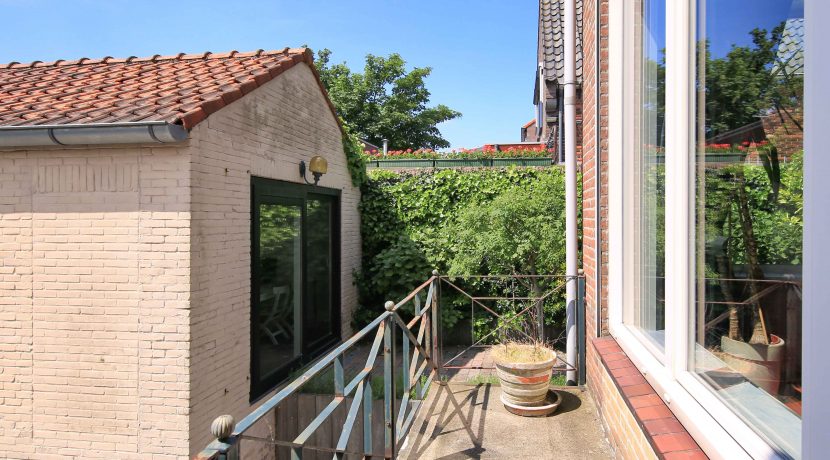 Helft van dubbele dijkwoning met vrijstaande mantelzorg woning @Badhoevedorp Akerdijk 146 Foto 11 Balkon 01a