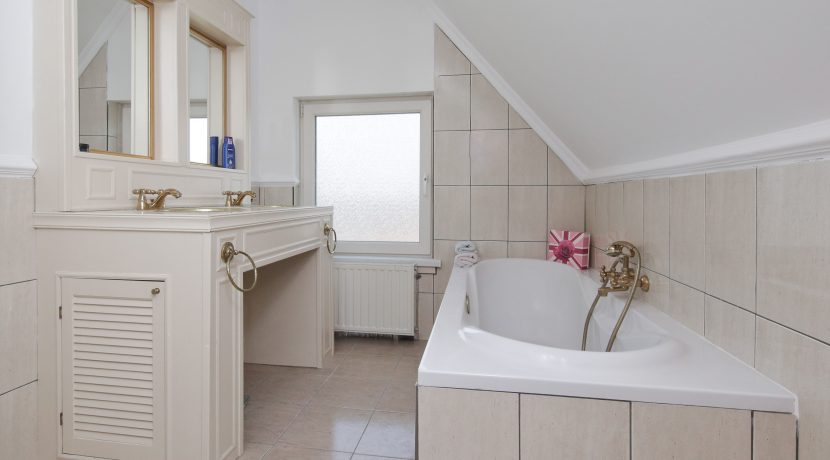 Helft van dubbele dijkwoning met vrijstaande mantelzorg woning @Badhoevedorp Akerdijk 146 Foto 25 Badkamer 01a