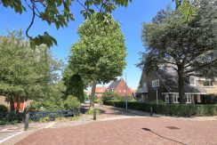 Compacte vooroorlogse 21 kapwoning met 4 slaapkamers en 17 meter diepe tuin @Badhoevedorp Rietvinkstraat 74 Foto 33 Streetview 01a