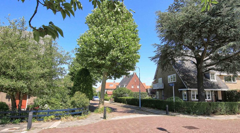 Compacte vooroorlogse 21 kapwoning met 4 slaapkamers en 17 meter diepe tuin @Badhoevedorp Rietvinkstraat 74 Foto 33 Streetview 01a