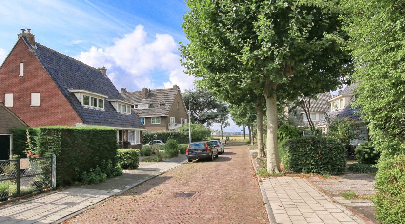 Compacte vooroorlogse 21 kapwoning met 4 slaapkamers en 17 meter diepe tuin @Badhoevedorp Rietvinkstraat 74 Foto 34 Streetview 01b