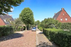 Compacte vooroorlogse 21 kapwoning met 4 slaapkamers en 17 meter diepe tuin @Badhoevedorp Rietvinkstraat 74 Foto 35 Streetview 01c