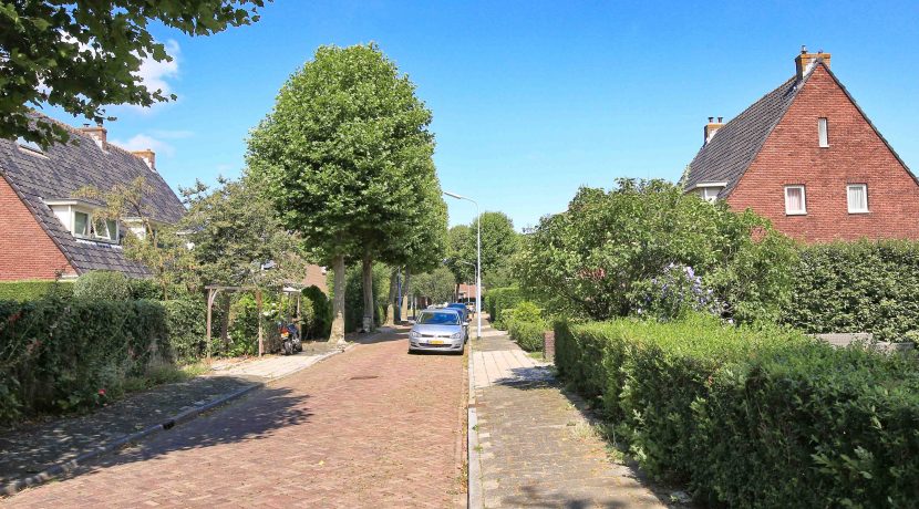 Compacte vooroorlogse 21 kapwoning met 4 slaapkamers en 17 meter diepe tuin @Badhoevedorp Rietvinkstraat 74 Foto 35 Streetview 01c