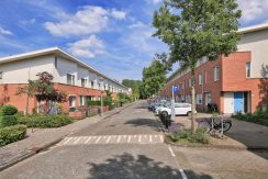 Lichte tussenwoning met zonnige tuin nabij de Sloterplas @Amsterdam Nieuw-West Hermitagelaan 10 Foto 28 streetview 01a