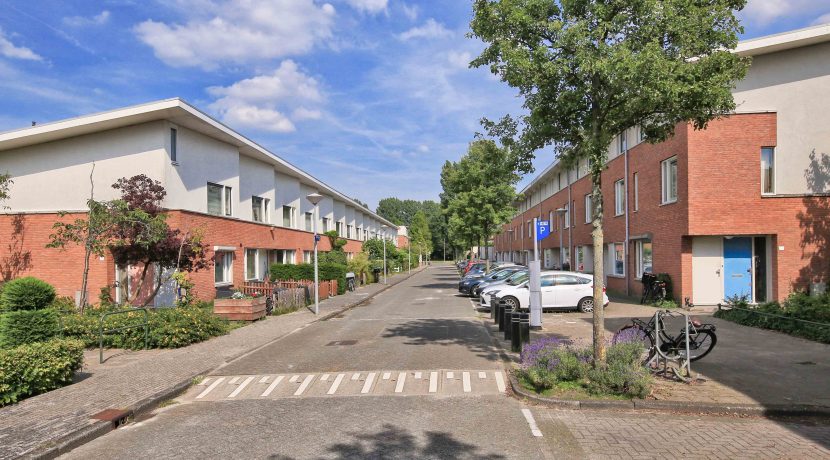 Lichte tussenwoning met zonnige tuin nabij de Sloterplas @Amsterdam Nieuw-West Hermitagelaan 10 Foto 28 streetview 01a