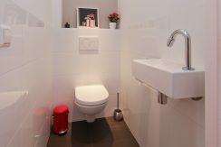 Luxe gerenoveerd 3-kamerappartement met woonkeuken en vrij uitzicht in centrum @Badhoevedorp Einsteinlaan 31 Foto 21 toilet