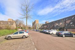 Flinke familiewoning met 4 slaapkamers, een omsloten zuidtuin, gratis parkeren en centraal gelegen @Amsterdam-West Korte Water 147 foto 02 straatbeeld 01a