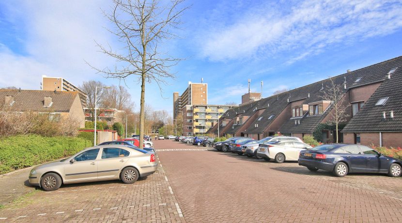 Flinke familiewoning met 4 slaapkamers, een omsloten zuidtuin, gratis parkeren en centraal gelegen @Amsterdam-West Korte Water 147 foto 02 straatbeeld 01a