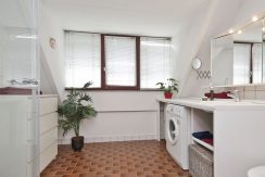 Flinke familiewoning met 4 slaapkamers, een omsloten zuidtuin, gratis parkeren en centraal gelegen @Amsterdam-West Korte Water 147 foto 24 badkamer 01a