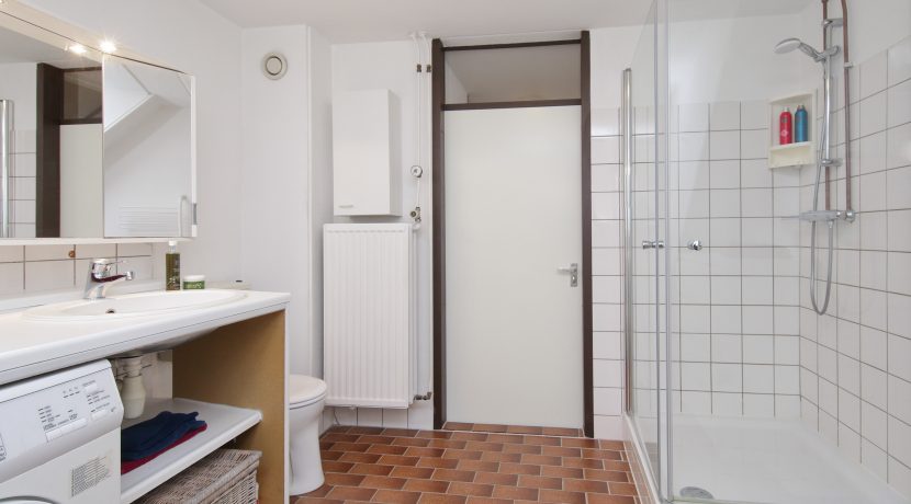 Flinke familiewoning met 4 slaapkamers, een omsloten zuidtuin, gratis parkeren en centraal gelegen @Amsterdam-West Korte Water 147 foto 25 badkamer 01b