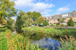 Uitstekend verbouwde hoekwoning aan het water met vrij uitzicht en veel openbaar groen @Badhoevedorp aan de Dellaertlaan 146 Foto 01 Gevel 01a