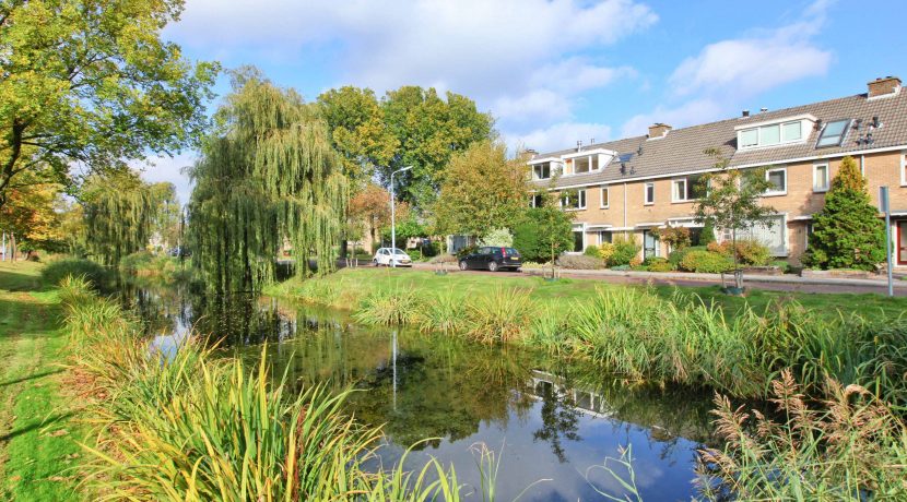 Uitstekend verbouwde hoekwoning aan het water met vrij uitzicht en veel openbaar groen @Badhoevedorp aan de Dellaertlaan 146 Foto 01 Gevel 01a