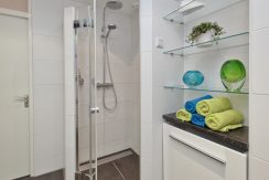 Uitstekend verbouwde hoekwoning aan het water met vrij uitzicht en veel openbaar groen @Badhoevedorp aan de Dellaertlaan 146 Foto 23 Badkamer 01b