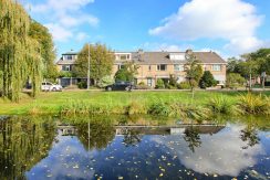 Uitstekend verbouwde hoekwoning aan het water met vrij uitzicht en veel openbaar groen @Badhoevedorp aan de Dellaertlaan 146 Foto 38 Gevel 01c