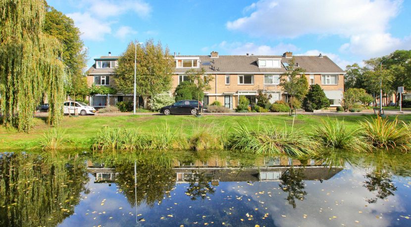 Uitstekend verbouwde hoekwoning aan het water met vrij uitzicht en veel openbaar groen @Badhoevedorp aan de Dellaertlaan 146 Foto 38 Gevel 01c