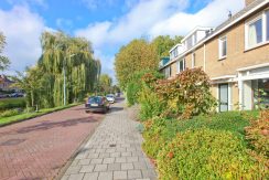 Uitstekend verbouwde hoekwoning aan het water met vrij uitzicht en veel openbaar groen @Badhoevedorp aan de Dellaertlaan 146 Foto 39 Gevel 01d