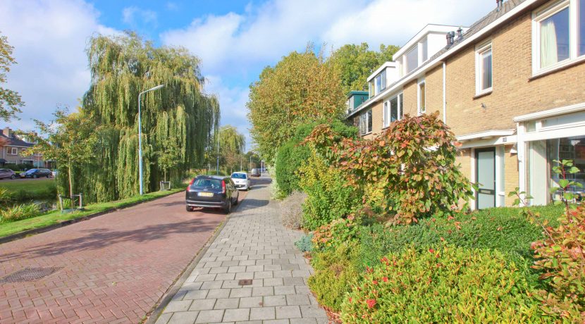 Uitstekend verbouwde hoekwoning aan het water met vrij uitzicht en veel openbaar groen @Badhoevedorp aan de Dellaertlaan 146 Foto 39 Gevel 01d