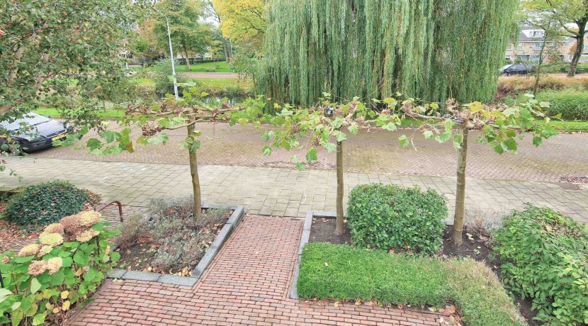 Uitstekend verbouwde hoekwoning aan het water met vrij uitzicht en veel openbaar groen @Badhoevedorp aan de Dellaertlaan 146 Foto 41 Voortuin 01a