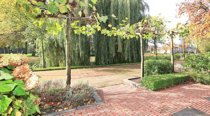 Uitstekend verbouwde hoekwoning aan het water met vrij uitzicht en veel openbaar groen @Badhoevedorp aan de Dellaertlaan 146 Foto 42 Voortuin 01b