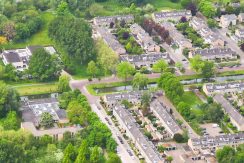 Uitstekend verbouwde hoekwoning aan het water met vrij uitzicht en veel openbaar groen @Badhoevedorp aan de Dellaertlaan 146 Foto 46 Luchtfoto 01a