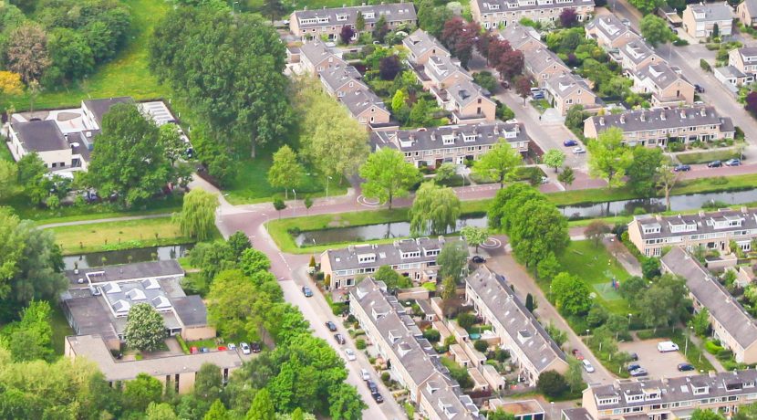 Uitstekend verbouwde hoekwoning aan het water met vrij uitzicht en veel openbaar groen @Badhoevedorp aan de Dellaertlaan 146 Foto 46 Luchtfoto 01a