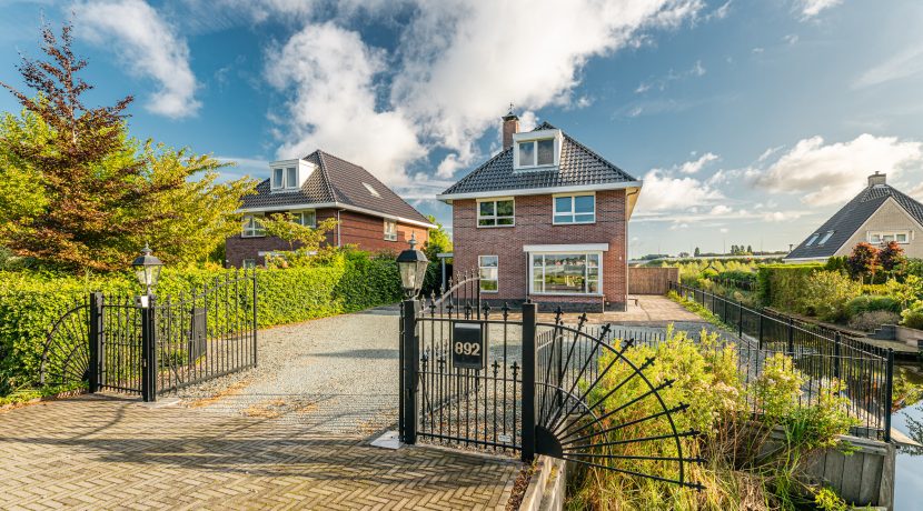 Hoogwaardig afgewerkte en landelijk gelegen vrijstaande villa met zwembad en 1100 m² eigen grond Osdorperweg 892 @Amsterdam-West Foto 02 Gevel 01a