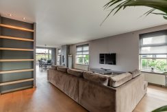 Hoogwaardig afgewerkte en landelijk gelegen vrijstaande villa met zwembad en 1100 m² eigen grond Osdorperweg 892 @Amsterdam-West Foto 14 Woonkamer 01e