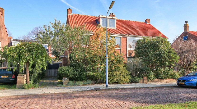 Op een van de mooiste locaties van @Badhoevedorp aan de Generaal Snijdersplantsoen 16 gelegen grote 21 kap met garage en vrij uitzicht op plantsoen Foto 06 Gevel 01b