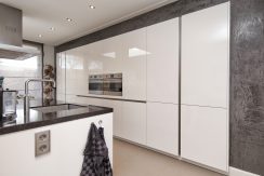 Fantastisch tot in de detail verbouwde en uitgebouwde hoekwoning met spectaculaire woonkeuken en 10 meter diepe zuidoost tuin @Badhoevedorp Uiverstraat 2 Foto 14 Keuken 01e