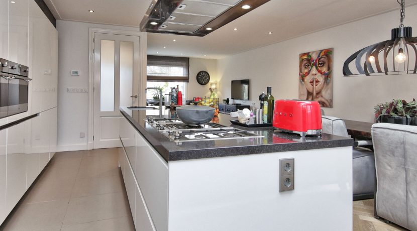 Fantastisch tot in de detail verbouwde en uitgebouwde hoekwoning met spectaculaire woonkeuken en 10 meter diepe zuidoost tuin @Badhoevedorp Uiverstraat 2 Foto 16 Keuken 01g