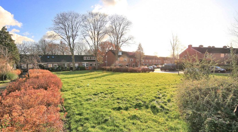 Fantastisch tot in de detail verbouwde en uitgebouwde hoekwoning met spectaculaire woonkeuken en 10 meter diepe zuidoost tuin @Badhoevedorp Uiverstraat 2 Foto 20 Uitzicht 01a