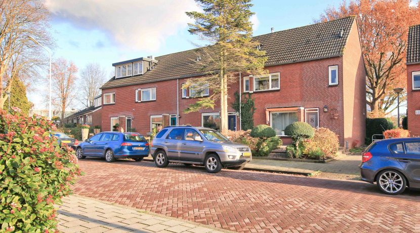 Fantastisch tot in de detail verbouwde en uitgebouwde hoekwoning met spectaculaire woonkeuken en 10 meter diepe zuidoost tuin @Badhoevedorp Uiverstraat 2 Foto 38 gevel 01c