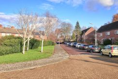 Fantastisch tot in de detail verbouwde en uitgebouwde hoekwoning met spectaculaire woonkeuken en 10 meter diepe zuidoost tuin @Badhoevedorp Uiverstraat 2 Foto 39 straatbeeld