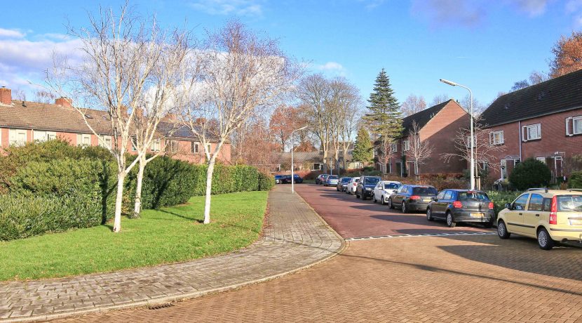 Fantastisch tot in de detail verbouwde en uitgebouwde hoekwoning met spectaculaire woonkeuken en 10 meter diepe zuidoost tuin @Badhoevedorp Uiverstraat 2 Foto 39 straatbeeld