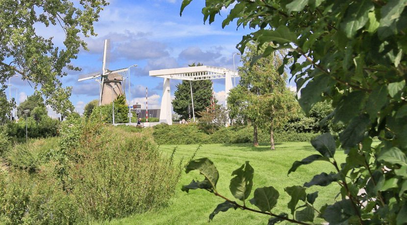 Fantastisch tot in de detail verbouwde en uitgebouwde hoekwoning met spectaculaire woonkeuken en 10 meter diepe zuidoost tuin @Badhoevedorp Uiverstraat 2 Foto 40 omgeving 01a