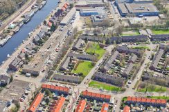 Fantastisch tot in de detail verbouwde en uitgebouwde hoekwoning met spectaculaire woonkeuken en 10 meter diepe zuidoost tuin @Badhoevedorp Uiverstraat 2 Foto 42 luchtfoto