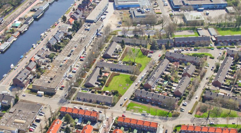 Fantastisch tot in de detail verbouwde en uitgebouwde hoekwoning met spectaculaire woonkeuken en 10 meter diepe zuidoost tuin @Badhoevedorp Uiverstraat 2 Foto 42 luchtfoto