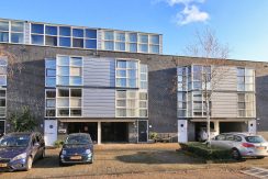 Herenhuis met 5 slaapkamers, een praktijkruimte, een living van 57 m² en vrij en groen uitzicht @Amsterdam-West Balatonmeerlaan 37 Foto 02 Gevel 01a