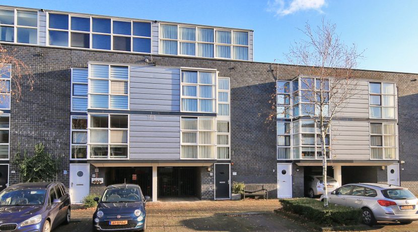 Herenhuis met 5 slaapkamers, een praktijkruimte, een living van 57 m² en vrij en groen uitzicht @Amsterdam-West Balatonmeerlaan 37 Foto 02 Gevel 01a