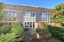 Herenhuis met 5 slaapkamers, een praktijkruimte, een living van 57 m² en vrij en groen uitzicht @Amsterdam-West Balatonmeerlaan 37 Foto 03 Achtergevel 01a