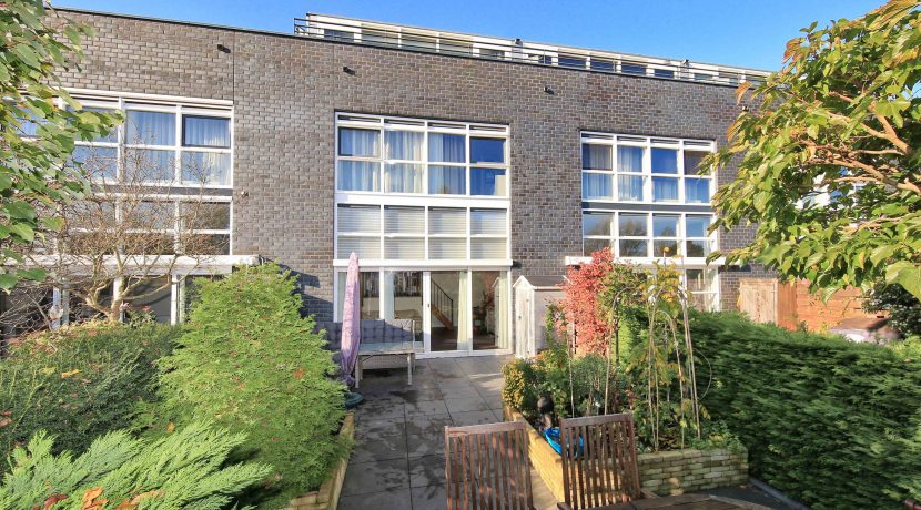 Herenhuis met 5 slaapkamers, een praktijkruimte, een living van 57 m² en vrij en groen uitzicht @Amsterdam-West Balatonmeerlaan 37 Foto 03 Achtergevel 01a