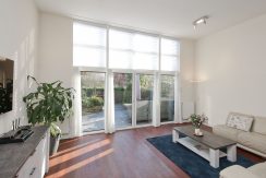 Herenhuis met 5 slaapkamers, een praktijkruimte, een living van 57 m² en vrij en groen uitzicht @Amsterdam-West Balatonmeerlaan 37 Foto 04 Woonkamer 01a