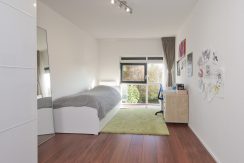 Herenhuis met 5 slaapkamers, een praktijkruimte, een living van 57 m² en vrij en groen uitzicht @Amsterdam-West Balatonmeerlaan 37 Foto 20 Slaapkamer 01a