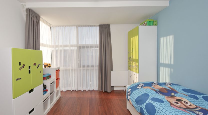 Herenhuis met 5 slaapkamers, een praktijkruimte, een living van 57 m² en vrij en groen uitzicht @Amsterdam-West Balatonmeerlaan 37 Foto 23 Slaapkamer 02b